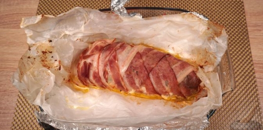 Рулет из скумбрии с морковью и огурцами, в беконе