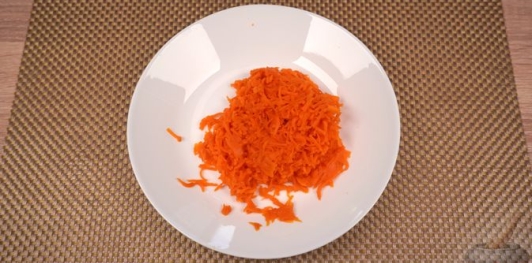 Рулет из скумбрии с морковью и огурцами, в беконе