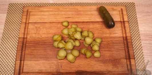 Рулет из скумбрии с морковью и огурцами, в беконе
