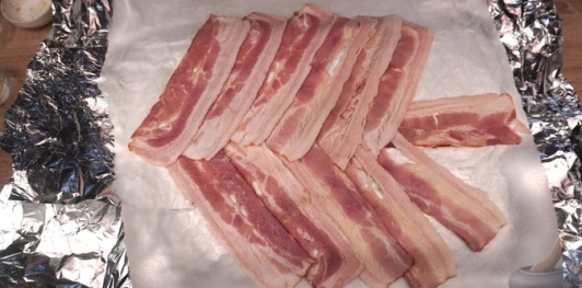 Рулет из скумбрии с морковью и огурцами, в беконе