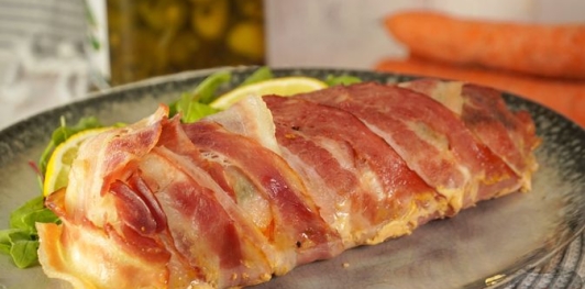 Рулет из скумбрии с морковью и огурцами, в беконе