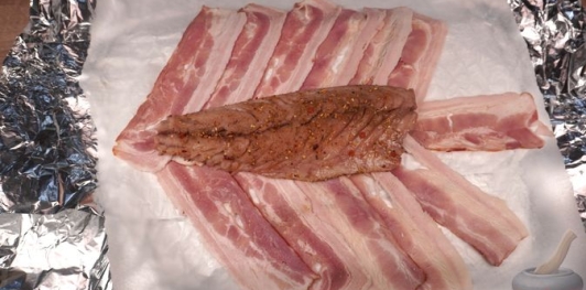 Рулет из скумбрии с морковью и огурцами, в беконе