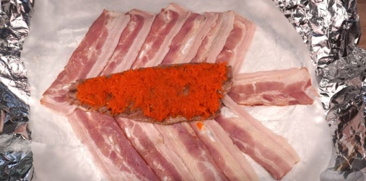 Рулет из скумбрии с морковью и огурцами, в беконе