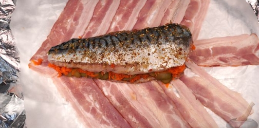Рулет из скумбрии с морковью и огурцами, в беконе