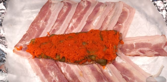 Рулет из скумбрии с морковью и огурцами, в беконе