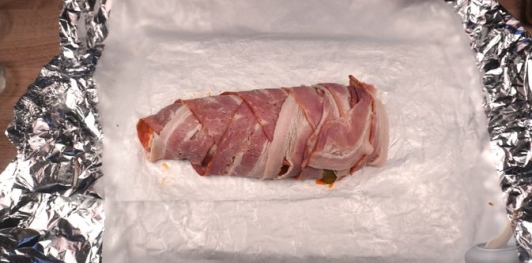 Рулет из скумбрии с морковью и огурцами, в беконе