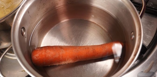 Рулет из скумбрии с морковью и огурцами, в беконе