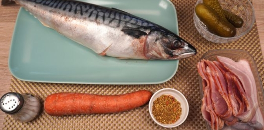 Рулет из скумбрии с морковью и огурцами, в беконе