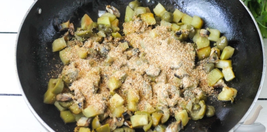 Рулетики из перца с баклажанами, оливками, анчоусами и каперсами