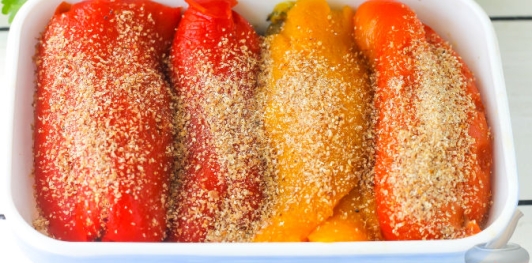 Рулетики из перца с баклажанами, оливками, анчоусами и каперсами