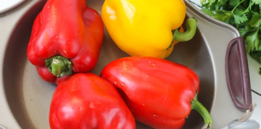 Рулетики из перца с баклажанами, оливками, анчоусами и каперсами