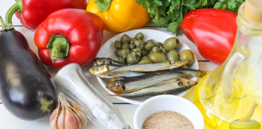 Рулетики из перца с баклажанами, оливками, анчоусами и каперсами