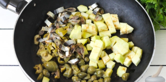 Рулетики из перца с баклажанами, оливками, анчоусами и каперсами