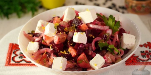 Салат из молодой свёклы, курицы, яблок и фасоли