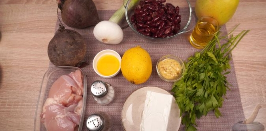 Салат из молодой свёклы, курицы, яблок и фасоли