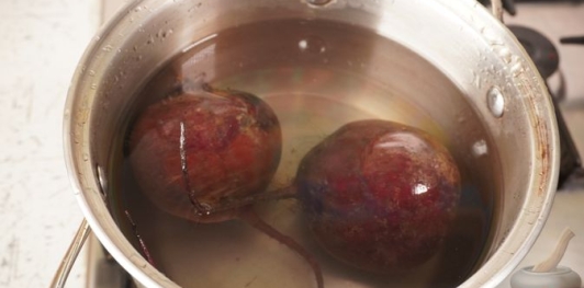 Салат из молодой свёклы, курицы, яблок и фасоли
