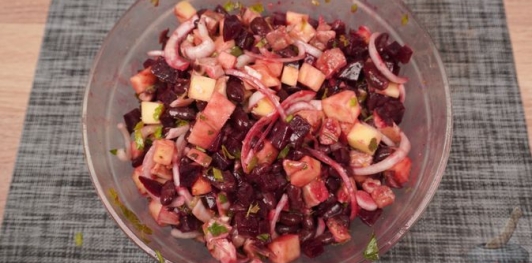Салат из молодой свёклы, курицы, яблок и фасоли
