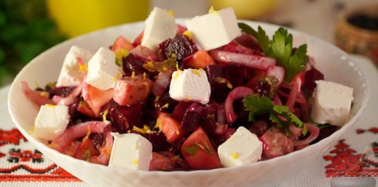 Салат из молодой свёклы, курицы, яблок и фасоли
