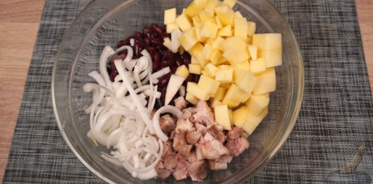 Салат из молодой свёклы, курицы, яблок и фасоли