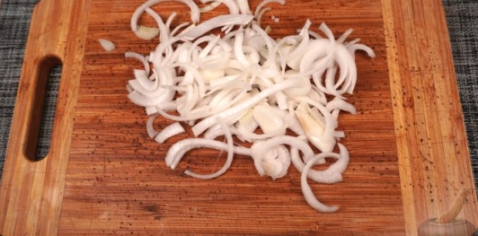 Салат из молодой свёклы, курицы, яблок и фасоли