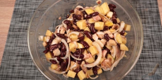 Салат из молодой свёклы, курицы, яблок и фасоли