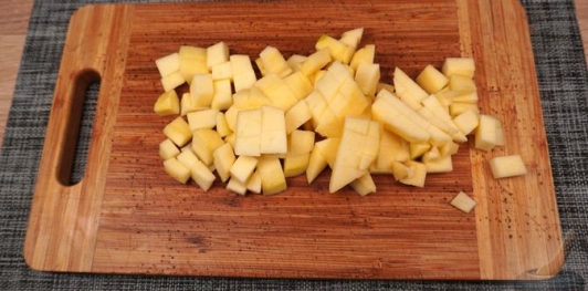 Салат из молодой свёклы, курицы, яблок и фасоли
