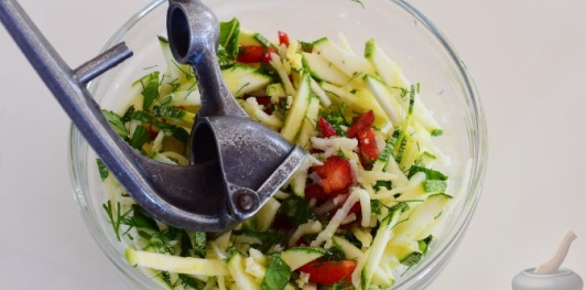 Салат из свежего кабачка со сладким перцем, сыром и арахисом