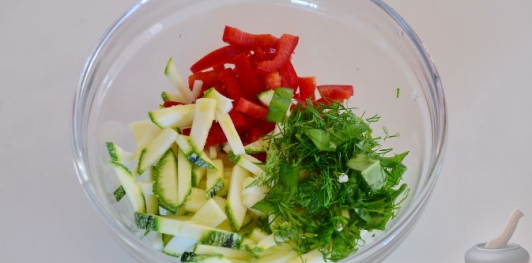 Салат из свежего кабачка со сладким перцем, сыром и арахисом