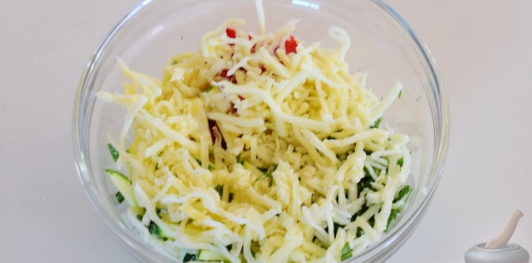 Салат из свежего кабачка со сладким перцем, сыром и арахисом