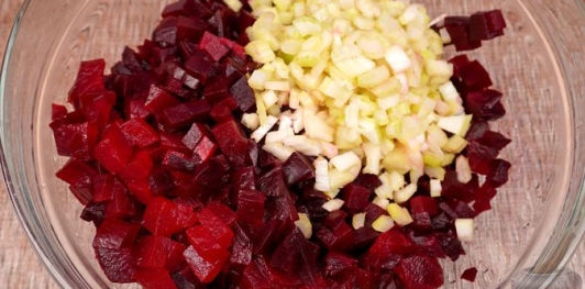 Салат из свёклы, яблок и сельдерея