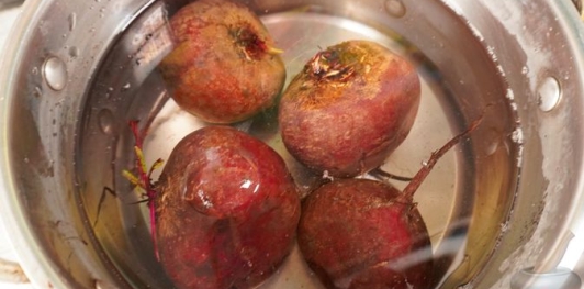 Салат из свёклы, яблок и сельдерея
