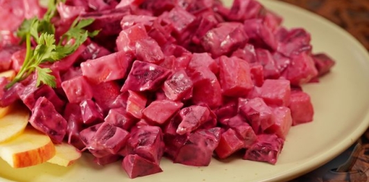 Салат из свёклы, яблок и сельдерея