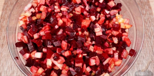 Салат из свёклы, яблок и сельдерея