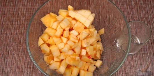 Салат из свёклы, яблок и сельдерея