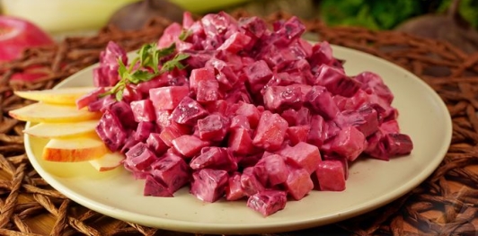 Салат из свёклы, яблок и сельдерея