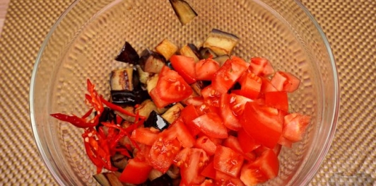 Салат из жареных баклажанов с перцем, помидорами и гранатовым уксусом