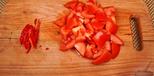 Салат из жареных баклажанов с перцем, помидорами и гранатовым уксусом