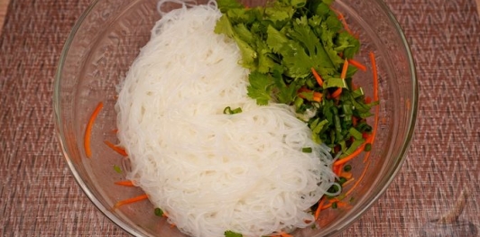 Салат с фунчозой, кальмарами, креветками и морковью