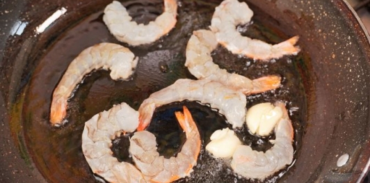 Салат с фунчозой, кальмарами, креветками и морковью