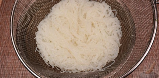 Салат с фунчозой, кальмарами, креветками и морковью