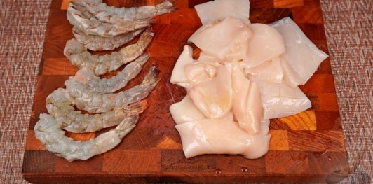 Салат с фунчозой, кальмарами, креветками и морковью
