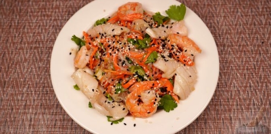 Салат с фунчозой, кальмарами, креветками и морковью