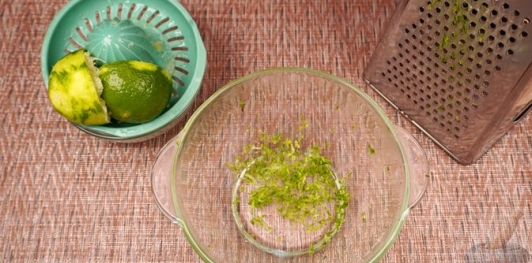 Салат с фунчозой, кальмарами, креветками и морковью