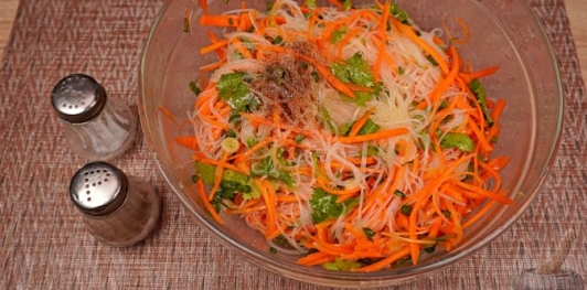 Салат с фунчозой, кальмарами, креветками и морковью