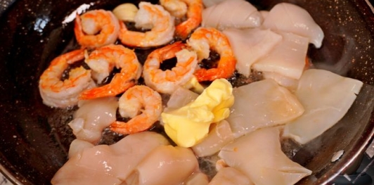 Салат с фунчозой, кальмарами, креветками и морковью