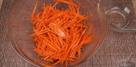 Салат с фунчозой, кальмарами, креветками и морковью