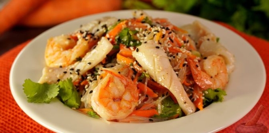 Салат с фунчозой, кальмарами, креветками и морковью