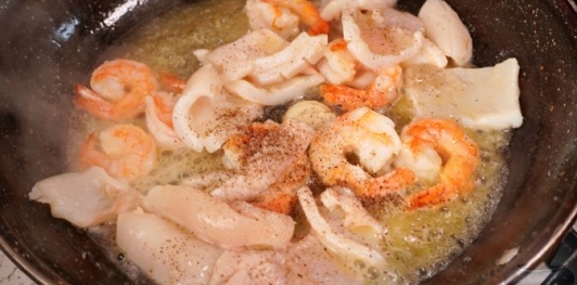Салат с фунчозой, кальмарами, креветками и морковью