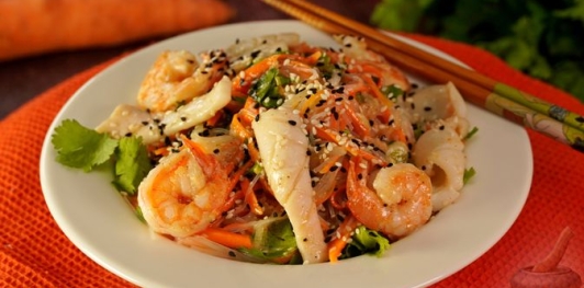 Салат с фунчозой, кальмарами, креветками и морковью