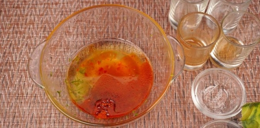 Салат с фунчозой, кальмарами, креветками и морковью